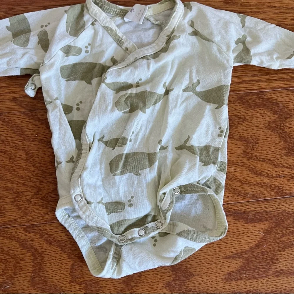 Kate Quinn button closure baby one piece whale 0-3 months mo m outfit unisex